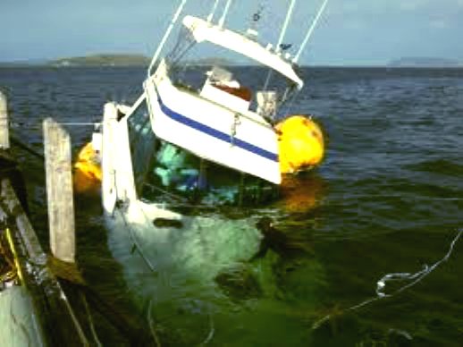 Sports fisherman yacht sinking, insurance total loss