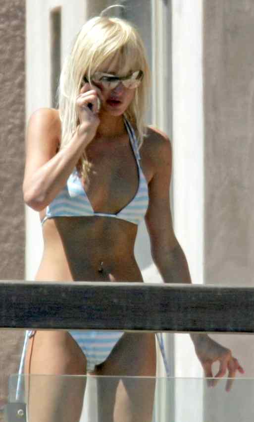 Paris Hilton balcony photograph mobile phone