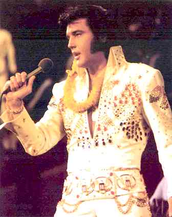 elvis_presley_on_stage.jpg?cf03380E64=2C44C7782!MjA0MDM5MzE3OmNvcnByYWRpdXNzc286dati7nHa3yuIZTy7Aa0lQg==