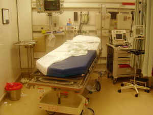 Intensive care bed after a trauma intervention, showing the highly technical equipment of modern hospitals.