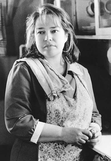 Dolores Claiborne, Kathy Bates in the kitchen black and white flashback