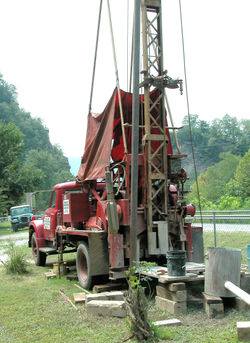 Mobile oil well spudder