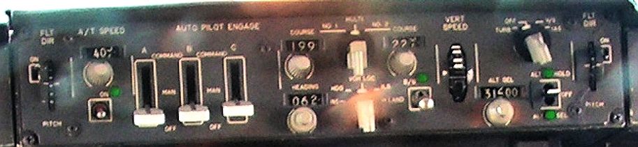 Boeing 747 autopilot controls
